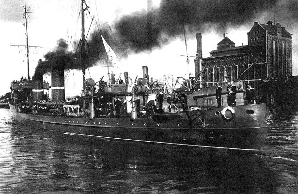 ЭМ Пограничник с приспущенным флагом адмирала Эссена. 1915 год ЭМ Пограничник с приспущенным флагом адмирала Эссена. 1915 год
